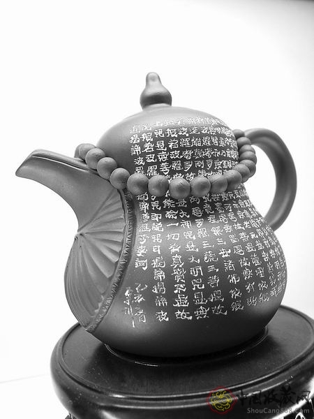 紫砂壶图片：春茶伴壶韵 