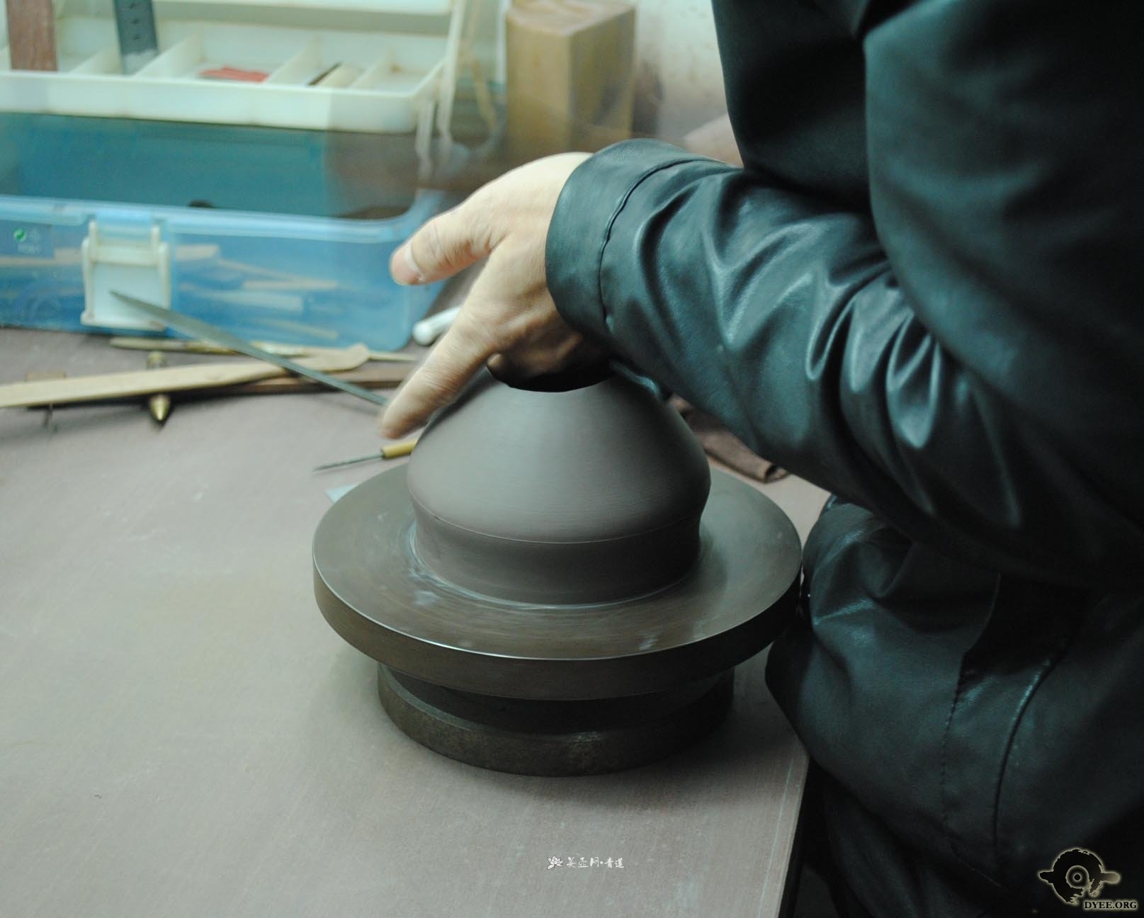 紫砂壶图片：汤红专全手工子冶石瓢制作过程演示  - 美壶网