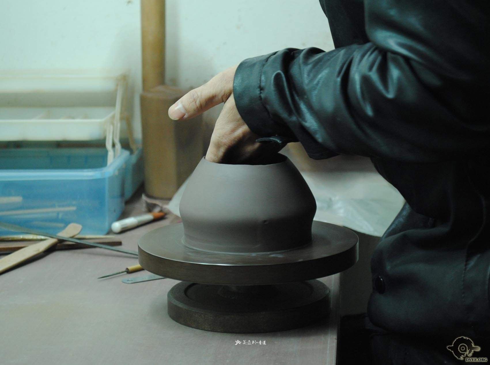 紫砂壶图片：汤红专全手工子冶石瓢制作过程演示  - 美壶网