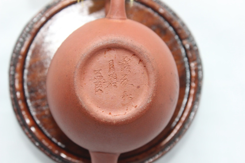 紫砂壶图片：乾隆时期的朱泥球形壶雅赏 - 美壶网