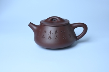 紫砂壶图片：实力派工艺师周斌 优质底槽青全手工精工满瓢壶 陶兴双刀装饰 诗写梅花月,茶烹谷雨春 - 美壶网
