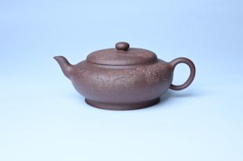 紫砂壶图片：美壶特惠 特好紫泥扁玉壶 装饰不老松 文气十足 - 美壶网