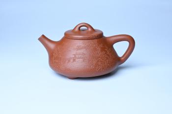 紫砂壶图片：实力派国工周斌（周镔）特好红降坡泥全手工子冶石瓢 张听钢装饰山水 - 美壶网